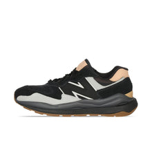 Cargar imagen en el visor de la galería, Calzado New Balance M5740CCC Negro/Gris/Marron

